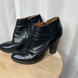 Coclico black leather ankle booties